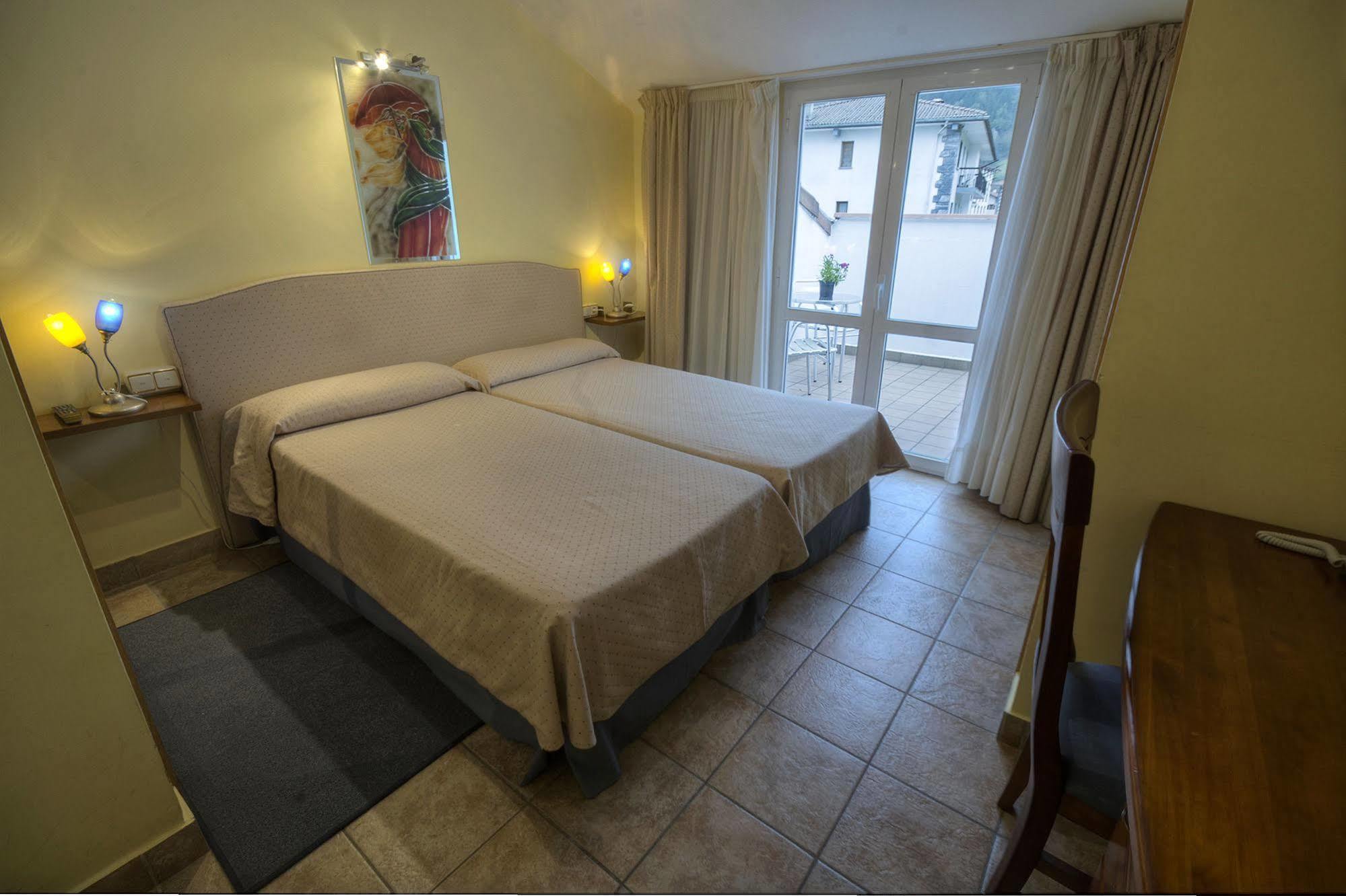 Hostal Jai Alai Лейца Екстер'єр фото